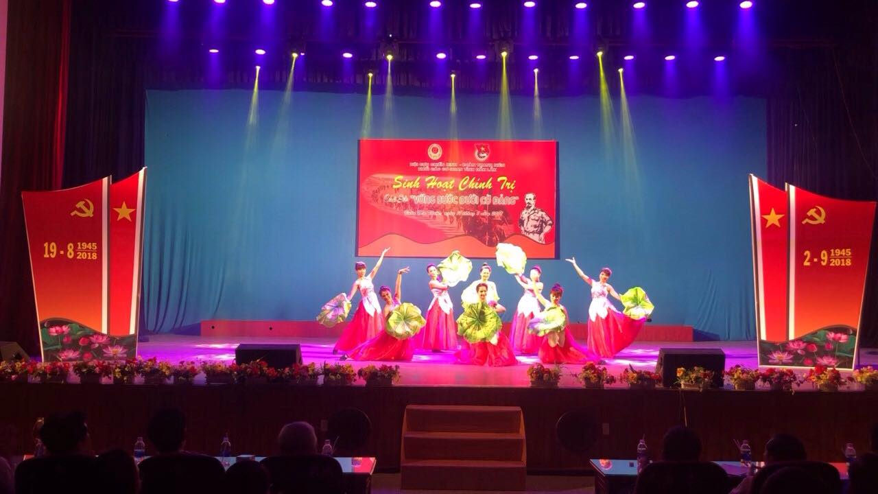 Chi đoàn Trung tâm Văn hóa tỉnh đăng cai tổ chức và biểu diễn chương trình sinh hoạt chính trị với chủ đề “Vững bước dưới cờ Đảng” năm 2018